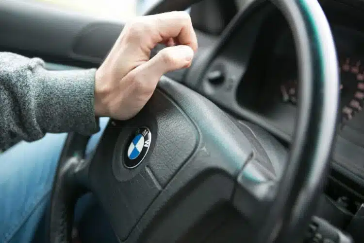 vyras vairuoja bmw