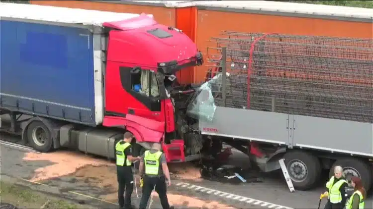Avarija Elektrėnuose: susidūrė du vilkikai, didžiulė spūstis kelyje A1 Kaunas-Vilnius