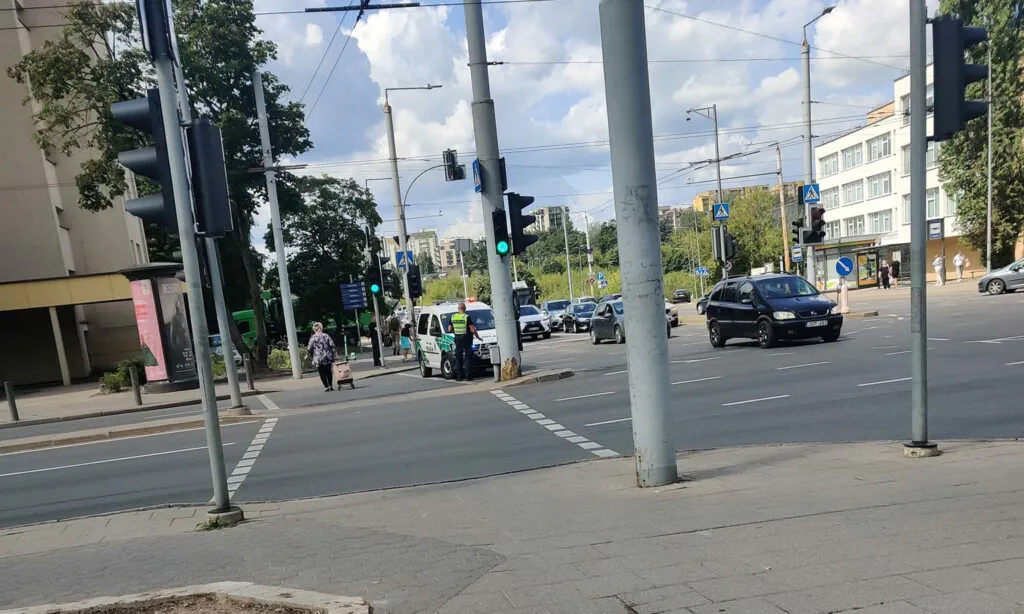 Avarija Vilniuje Antakalnio gatėje GMP automobilis rėžėsi į „Subaru“ automobilį