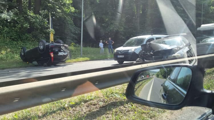 Avarija Vilniuje: Savanorių prospekte po susidūrimo automobilis apvirto ant stogo