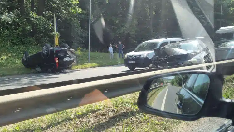 Avarija Vilniuje: Savanorių prospekte po susidūrimo automobilis apvirto ant stogo