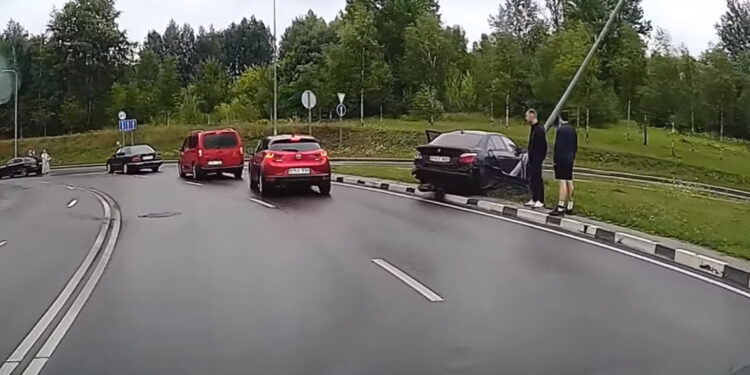 Avarija Vilniuje: Žirnių gatvėje stulpą nunešusiam BMW vairuotojui atliktas narkotikų testas