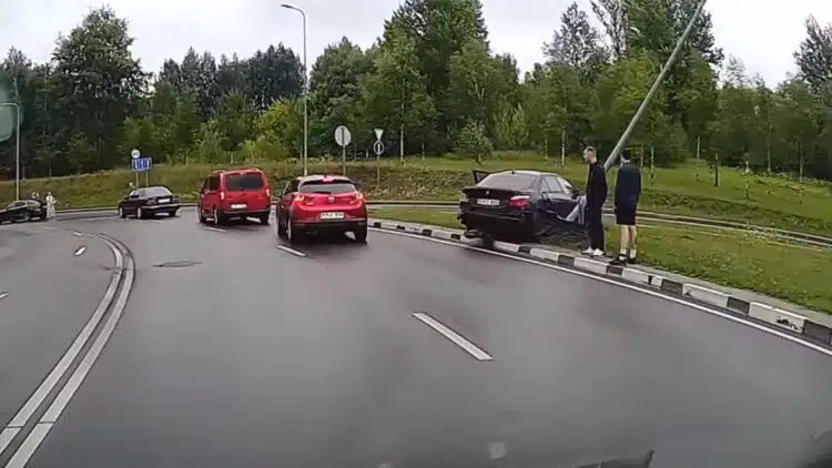 Avarija Vilniuje: Žirnių gatvėje stulpą nunešusiam BMW vairuotojui atliktas narkotikų testas