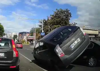 Avarija Vilniuje: „Toyota Prius“ ratai atsiplešė nuo žemės, kai atsitrenkė į „VW Passat“