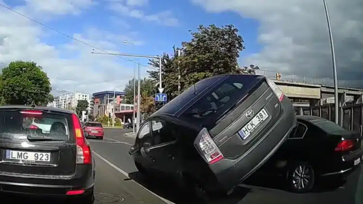 Avarija Vilniuje: „Toyota Prius“ ratai atsiplešė nuo žemės, kai atsitrenkė į „VW Passat“