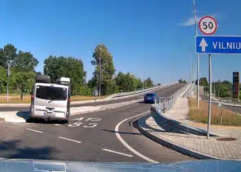 Keistai manevruojantis ir avarines situacijas sudarantis neblaivus vairuotojas priduotas policijos pareigūnams