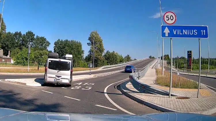 Keistai manevruojantis ir avarines situacijas sudarantis neblaivus vairuotojas priduotas policijos pareigūnams