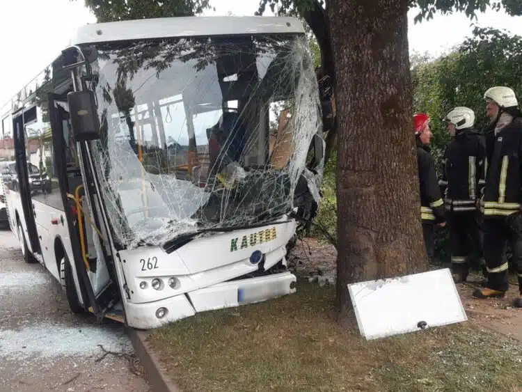 Prienuose autobusas rėžėsi į medį