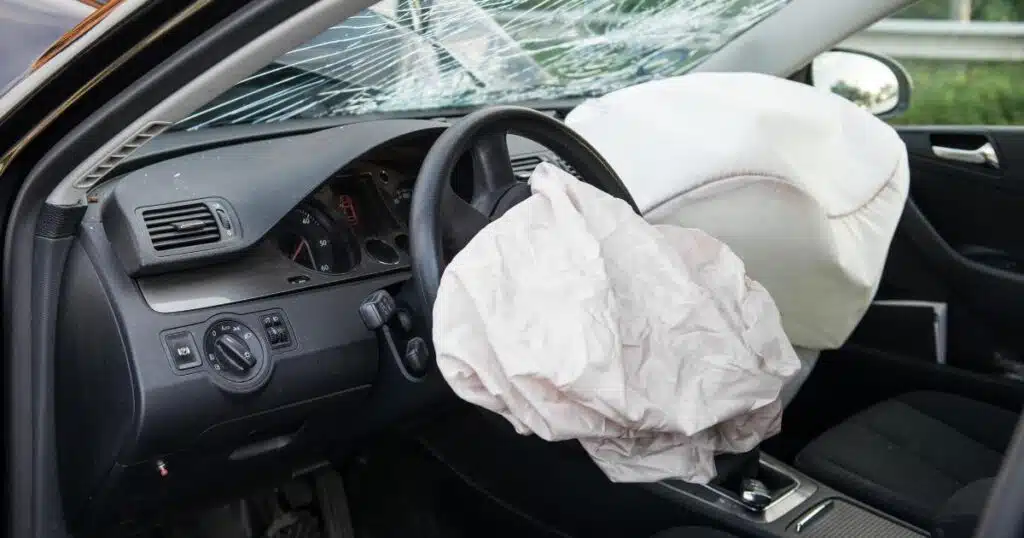 automobilis po eismo ivykio issovusios oro pagalves
