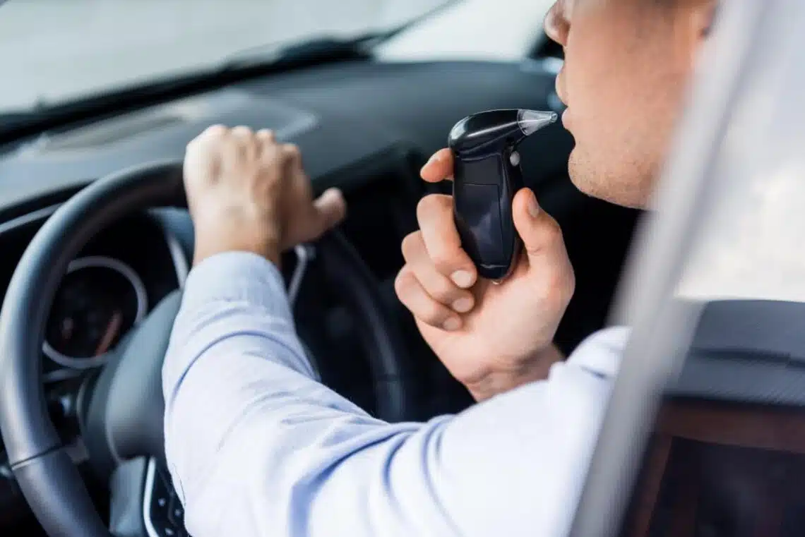 automobilyje irengtas alkoblokas