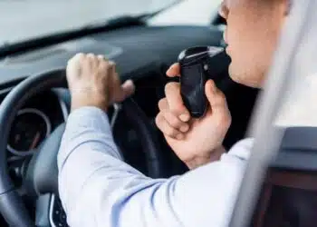 automobilyje irengtas alkoblokas