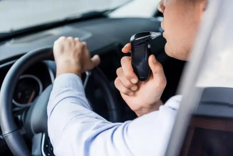 automobilyje irengtas alkoblokas