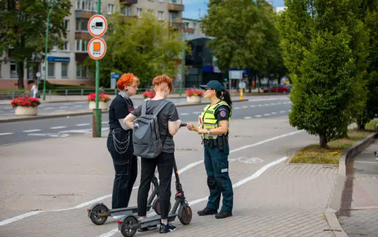 elektriniai paspirtukai policijos pareigune