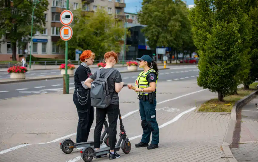 elektriniai paspirtukai policijos pareigune