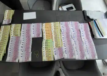 euro banknotai ant stalo
