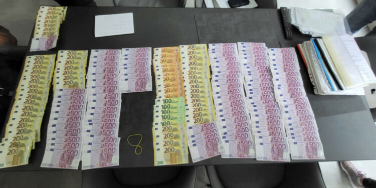 euro banknotai ant stalo