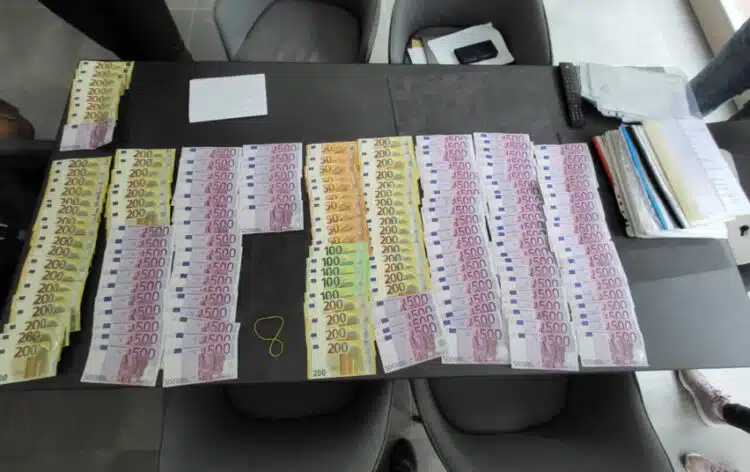 euro banknotai ant stalo