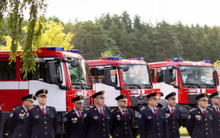 gaisrininkai ir automobiliai
