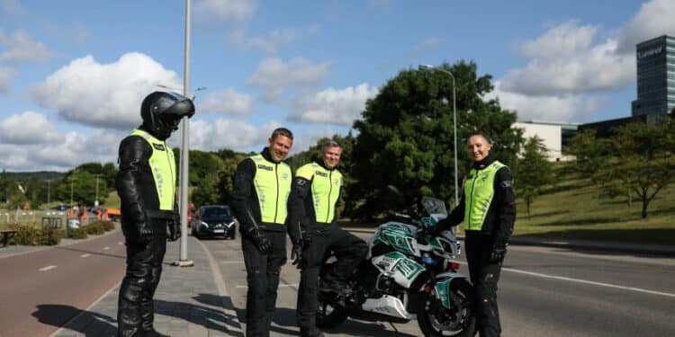 motociklais dirbanciu policijos pareigunu nauja apranga