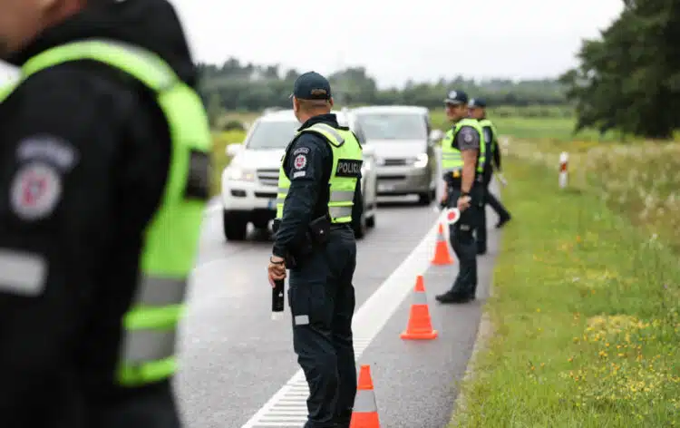 policijos pareigunai reidas