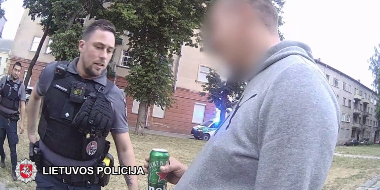 policijos pareigunas vyras su alaus skardine