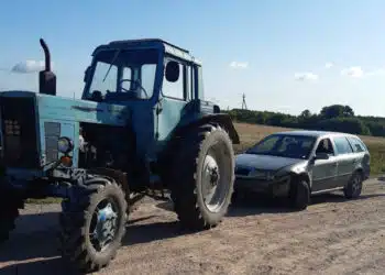 traktorius istrauke automobili is griovio