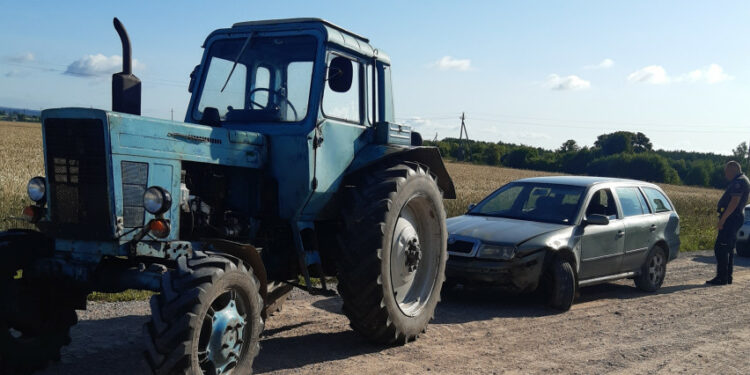 traktorius istrauke automobili is griovio