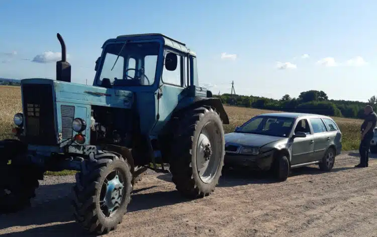 traktorius istrauke automobili is griovio