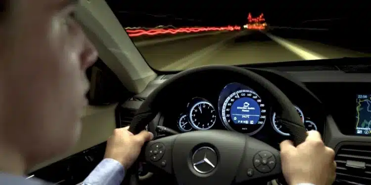 vyras vairuoja automobili