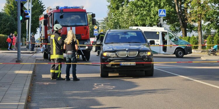 Avarija Šalčininkuose: BMW partrenkė du vaikus, berniukas mirė vietoje, o mergaitė išgabenta į ligoninę