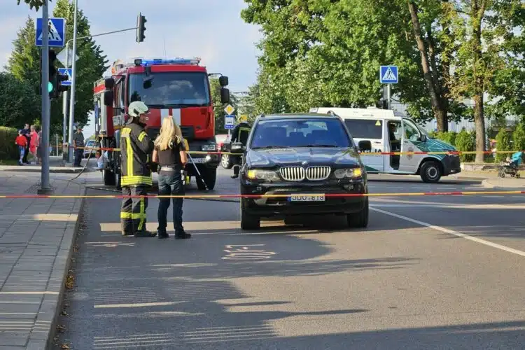 Avarija Šalčininkuose: BMW partrenkė du vaikus, berniukas mirė vietoje, o mergaitė išgabenta į ligoninę