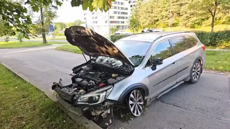 Avarija Vilniuje: Kalvarijų gatvėje prieš eismą važiavęs neblaivus „Subaru“ vairuotojas išvartė stulpus