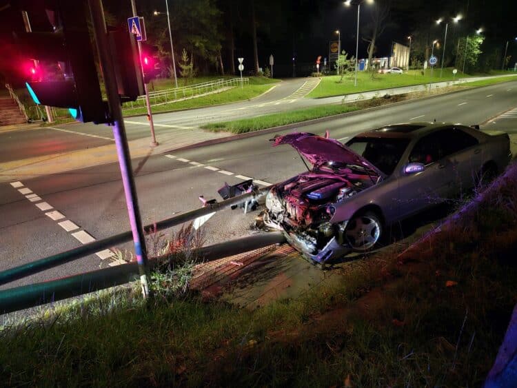Avarija Vilniuje: Nemenčinės plente po susidūrimo su BMW į stulpą atsitrenkęs „Mercedes“ vairuotojas paspruko