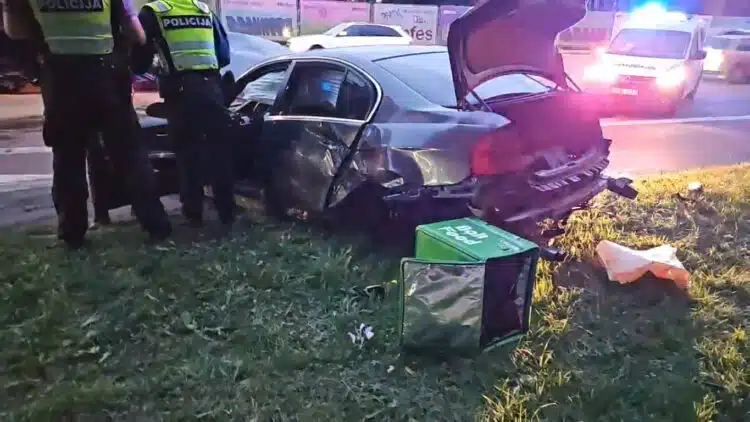 Avarija Vilniuje: Olandų gatvėje BMW nunešė 2 stulpus, vairuotojas paspruko