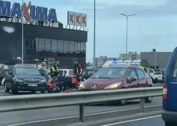 Avarija Vilniuje: Ukmergės gatvėje susidūrė „Škoda“ automobilis ir „Suzuki“ motociklas