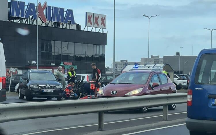 Avarija Vilniuje: Ukmergės gatvėje susidūrė „Škoda“ automobilis ir „Suzuki“ motociklas