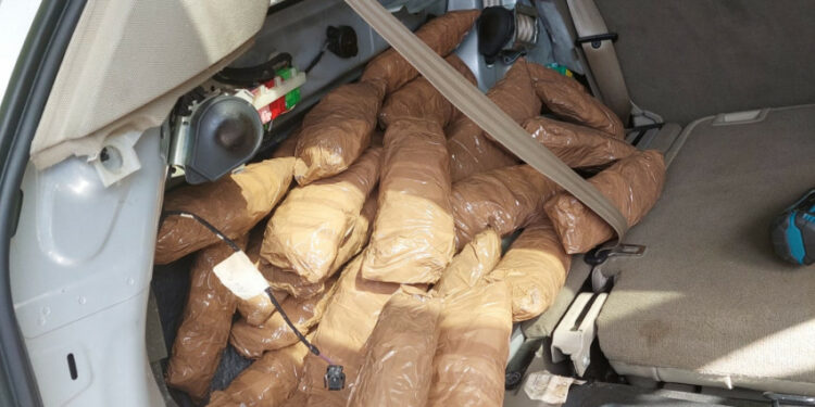 Policijos pareigūnai konfiskavo labai didelį kiekį kvaišalų narkotikai automobilyje