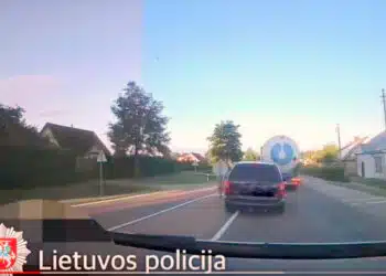 Policijos pareigūnai persekiojo ir sustabdė automobilį su neteisėtais keleiviais