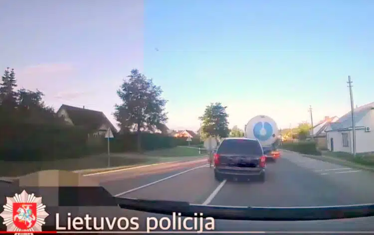 Policijos pareigūnai persekiojo ir sustabdė automobilį su neteisėtais keleiviais