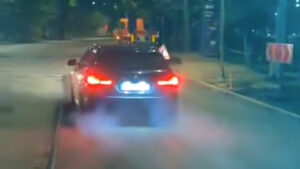 Vilniuje BMW vairuotojas su „burnoutu“ startavo nuo šviesoforo ant naujai paklotos kelio dangos