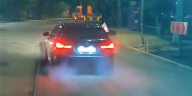 Vilniuje BMW vairuotojas su „burnoutu“ startavo nuo šviesoforo ant naujai paklotos kelio dangos