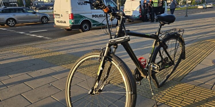 Vilniuje patrenkti trys žmones Ozo gatvėje važiuodamas per raudoną vairuotojas patrenkė du pėsčiuosius ir dviratininką