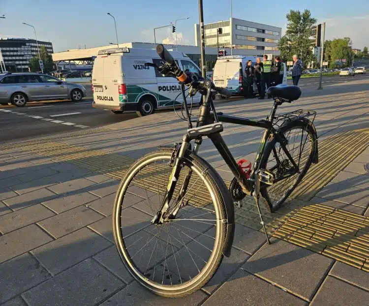 Vilniuje patrenkti trys žmones Ozo gatvėje važiuodamas per raudoną vairuotojas patrenkė du pėsčiuosius ir dviratininką