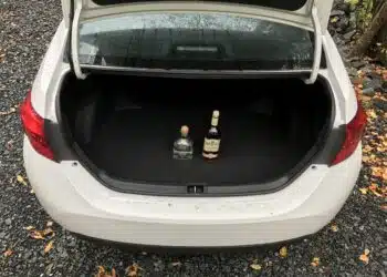 alkoholis automobilio bagazineje