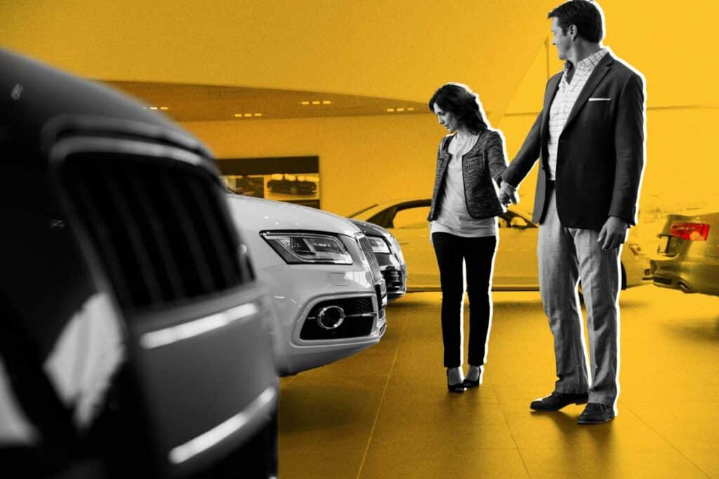 automobiliu salonas zmones renkasi automobili