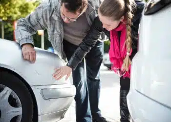 bauda be draudimo vairuojant automobili