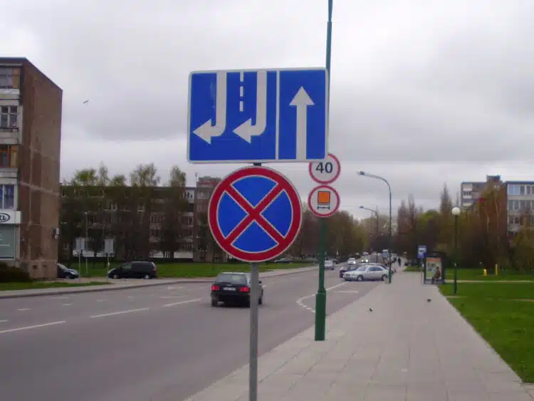 bauda uz stovejima neleistinoje vietoje