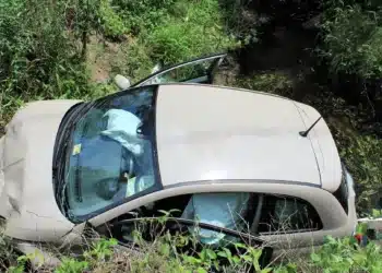 eismo ivykis automobilis griovyje