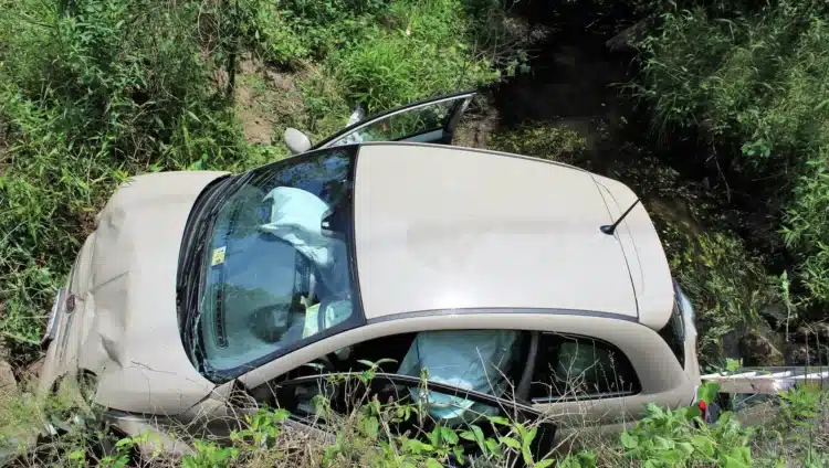 eismo ivykis automobilis griovyje