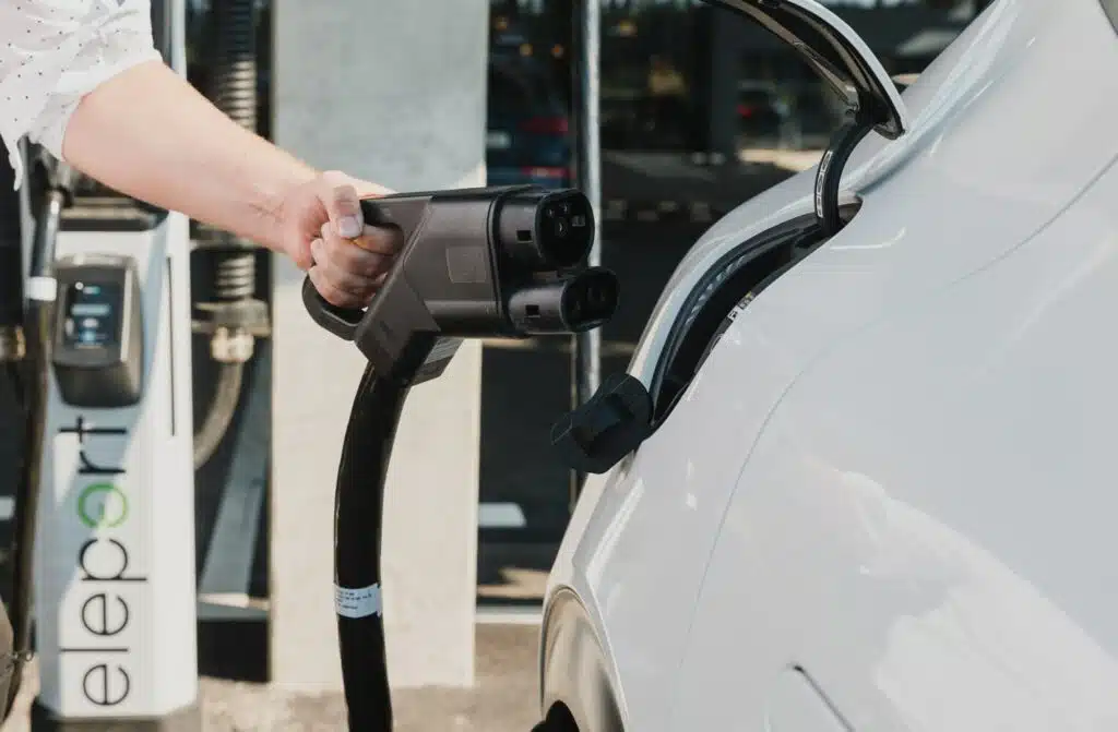 elektromobilis elektromobilio ikrovimo stotele ikrovimas